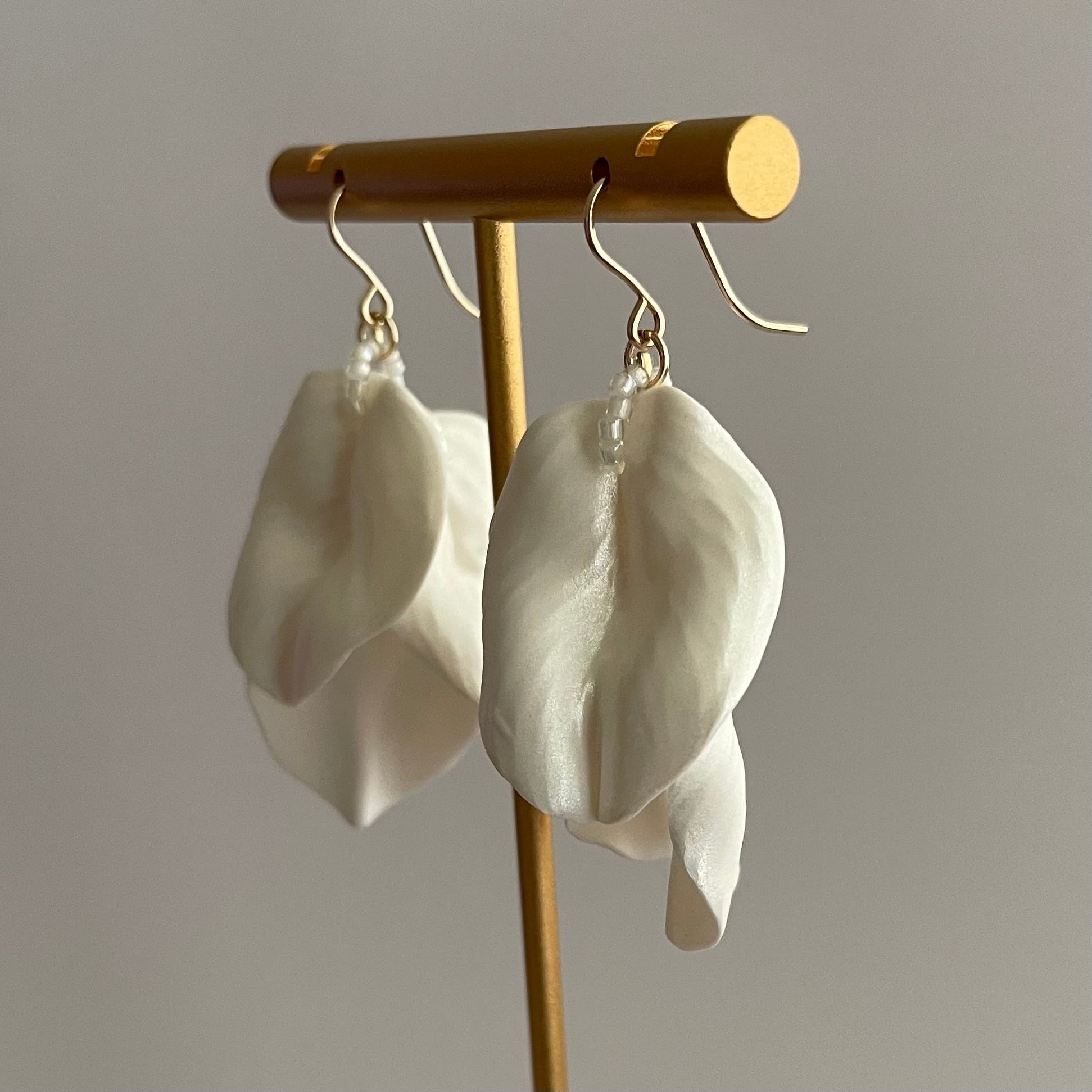 ブーゲンビリア ピアス（パールカラー）