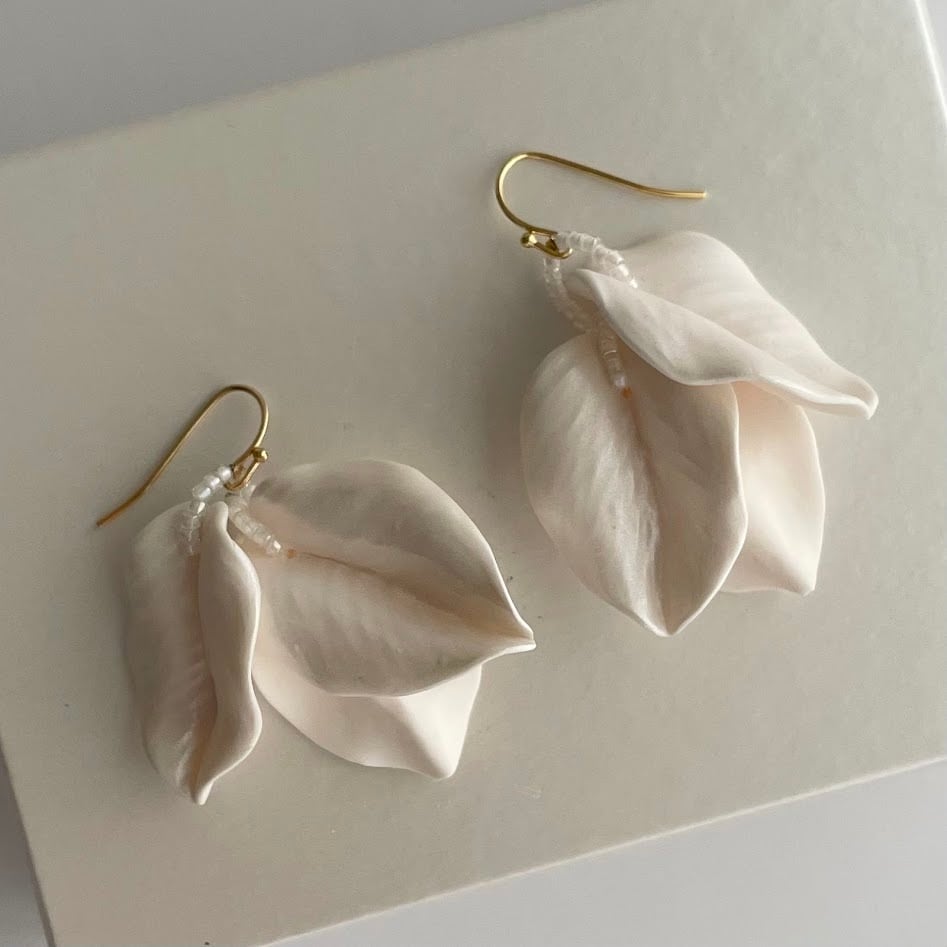 ブーゲンビリア ピアス（パールカラー）